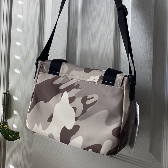 Tommy Hilfiger camp crossbody - Picture 3 of 4